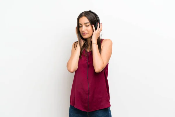 Mujer Joven Sobre Fondo Blanco Aislado Escuchando Música Con Auriculares — Foto de Stock