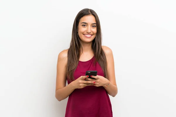 Mujer Joven Sobre Fondo Blanco Aislado Usando Teléfono Móvil —  Fotos de Stock