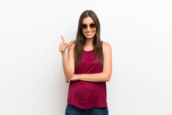 Mujer Joven Sobre Fondo Blanco Aislado Con Gafas —  Fotos de Stock