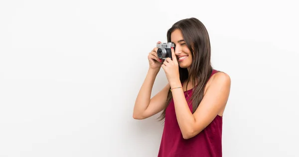 Mujer Joven Sobre Fondo Blanco Aislado Sosteniendo Una Cámara — Foto de Stock