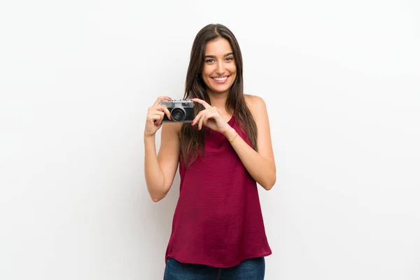 Giovane Donna Sfondo Bianco Isolato Possesso Una Fotocamera — Foto Stock