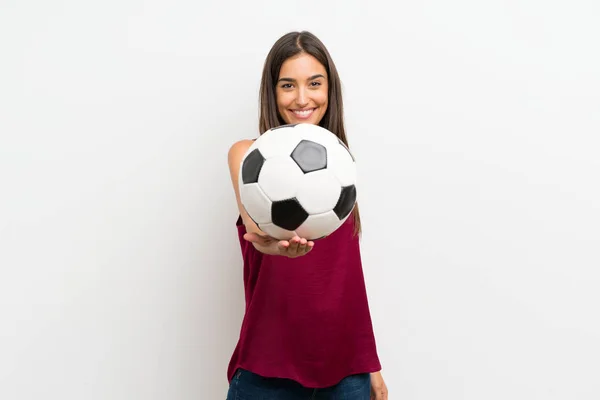 Jovem Mulher Sobre Isolado Fundo Branco Segurando Uma Bola Futebol — Fotografia de Stock