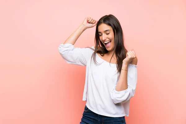 Giovane Donna Sfondo Rosa Isolato Che Celebra Una Vittoria — Foto Stock