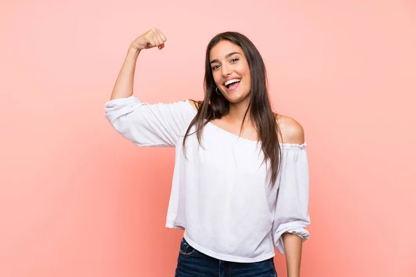 Joven Mujer Sobre Aislado Rosa Fondo Haciendo Fuerte Gesto — Foto de Stock