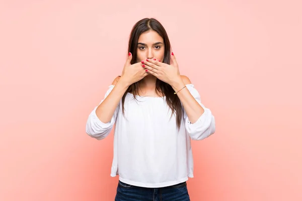 Ung Kvinna Över Isolerad Rosa Bakgrund Täcker Munnen Med Händerna — Stockfoto