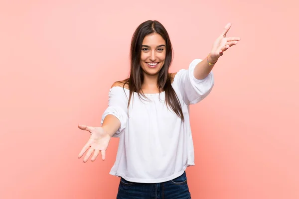 Giovane Donna Sfondo Rosa Isolato Presentando Invitando Venire Con Mano — Foto Stock