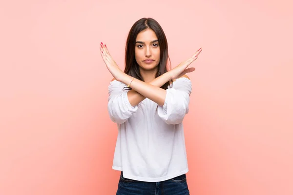 Jonge Vrouw Geïsoleerde Roze Achtergrond Maken Geen Gebaar — Stockfoto