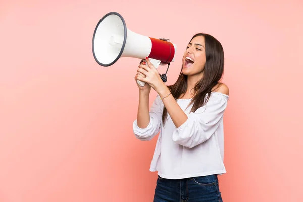 Jovem Mulher Sobre Fundo Rosa Isolado Gritando Através Megafone — Fotografia de Stock