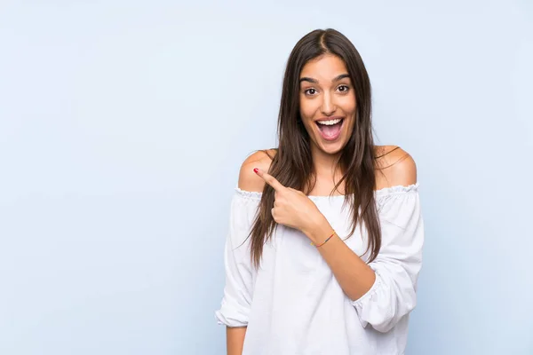 Giovane Donna Sfondo Blu Isolato Puntando Dito Verso Lato — Foto Stock