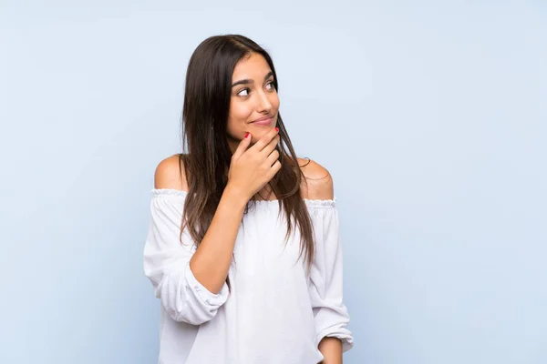 Jovem Mulher Sobre Fundo Azul Isolado Pensando Uma Ideia — Fotografia de Stock