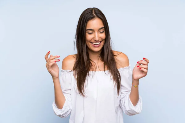 Junge Frau Über Einsamen Blauen Hintergrund Lacht — Stockfoto