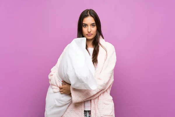 Jovem Mulher Pijama Vestido Vestir Sobre Fundo Roxo Isolado Mantendo — Fotografia de Stock