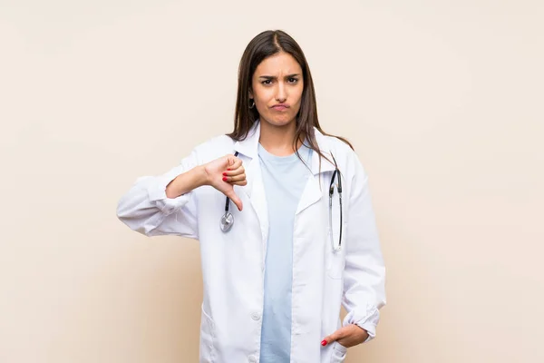 Ung Läkare Kvinna Över Isolerad Bakgrund Visar Tumme Ner Tecken — Stockfoto
