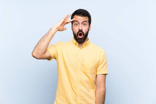 Jeune Homme Avec Barbe Sur Fond Bleu Isolé Vient Réaliser — Photo