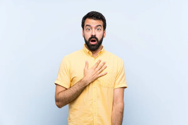 Jeune Homme Avec Barbe Sur Fond Bleu Isolé Surpris Choqué — Photo