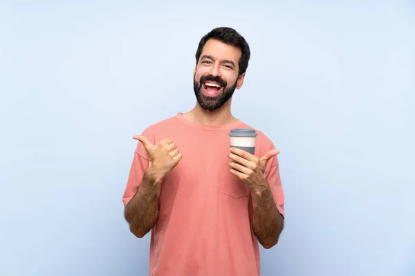 Jongeman Met Baard Houdt Een Take Away Koffie Geïsoleerde Blauwe — Stockfoto