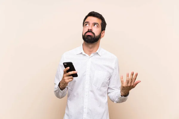 Mladý Muž Plnovousem Drží Mobil Frustrovaný Špatnou Situací — Stock fotografie