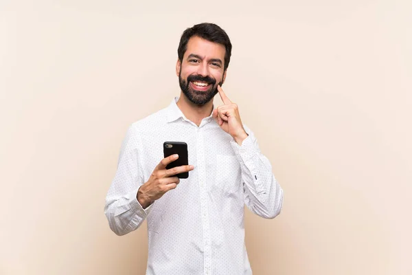 Молодий Чоловік Бородою Тримає Мобільний Посміхається Щасливим Приємним Виразом — стокове фото