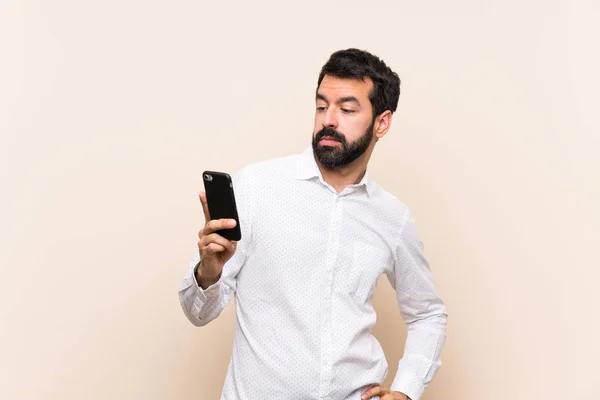 Joven Con Barba Sosteniendo Retrato Móvil —  Fotos de Stock