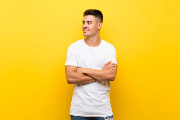 Mladý Pohledný Muž Přes Izolované Žluté Pozadí Šťastný Usmívající — Stock fotografie