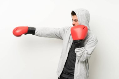 Boks eldivenleri ile izole beyaz duvar üzerinde Spor adam