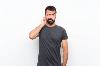 Soyutlanmış beyaz bir geçmişi olan yakışıklı bir genç.