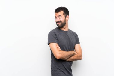 Kolları bağlı ve mutlu, soyutlanmış, beyaz bir geçmişi olan genç yakışıklı bir adam.