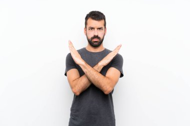 Soyutlanmış beyaz arka planı olan yakışıklı genç adam jest yapmıyor.