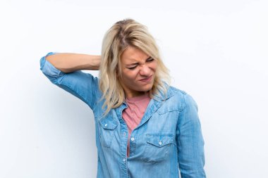 Sarışın, soyutlanmış, boynu ağrıyan bir kadın.