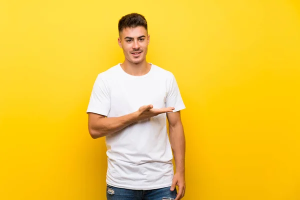 Junger Gutaussehender Mann Auf Isoliertem Gelben Hintergrund Präsentiert Eine Idee — Stockfoto