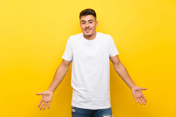 Junger Gutaussehender Mann Über Isoliertem Gelben Hintergrund Lächelnd — Stockfoto