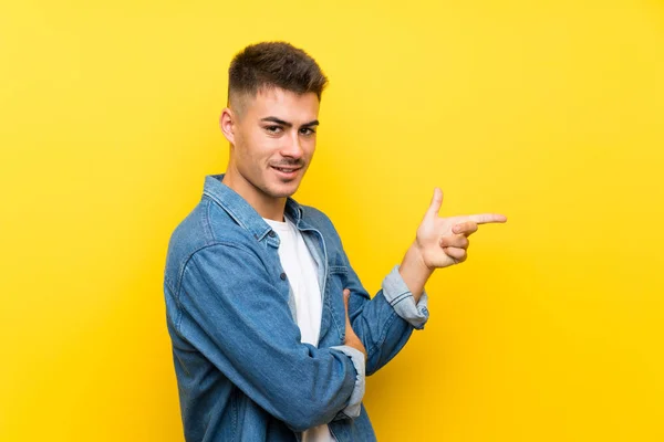 Junger Gutaussehender Mann Über Isoliertem Gelben Hintergrund Der Mit Dem — Stockfoto