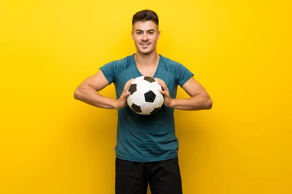 Όμορφος Νεαρός Ποδοσφαιριστής Πάνω Από Απομονωμένο Κίτρινο Φόντο — Φωτογραφία Αρχείου