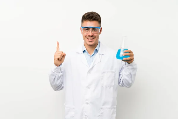 Młoda Naukowa Kolby Laboratoryjnej Gospodarstwa Białym Tle Wskazując Palcem Wskazującym — Zdjęcie stockowe
