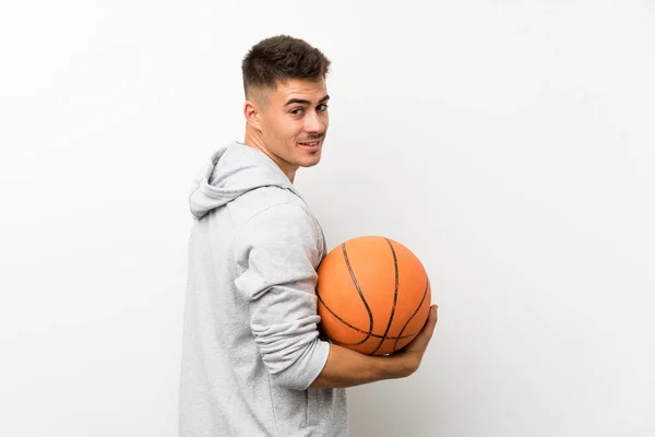 Hombre Deportivo Sobre Pared Blanca Aislada Con Pelota Baloncesto —  Fotos de Stock