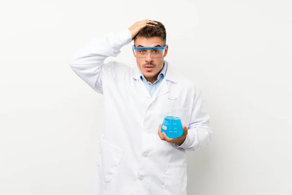 의외의 표정으로 실험실 플라스크를 과학적 — 스톡 사진