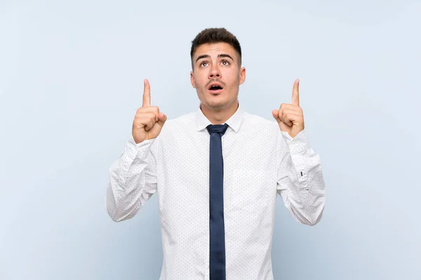 Hombre Negocios Guapo Sobre Fondo Azul Aislado Señalando Con Dedo — Foto de Stock