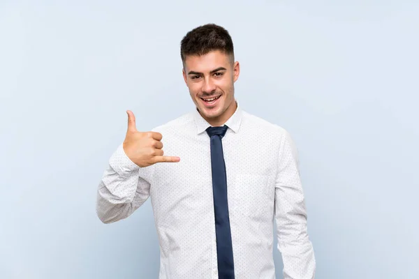 Bonito Empresário Sobre Fundo Azul Isolado Fazendo Gesto Telefone — Fotografia de Stock