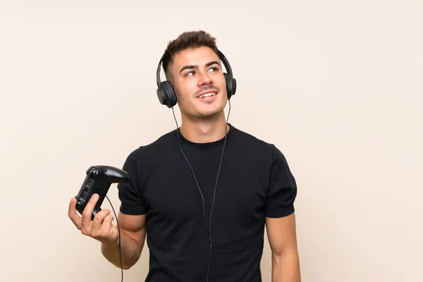 Jovem Homem Bonito Jogando Com Controlador Videogame Sobre Fundo Isolado — Fotografia de Stock