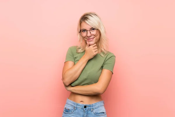 Jong Blond Vrouw Geïsoleerde Roze Achtergrond Met Bril Glimlachen — Stockfoto