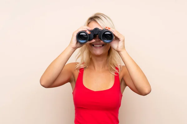 Mujer Rubia Joven Sobre Fondo Aislado Con Prismáticos Negros —  Fotos de Stock