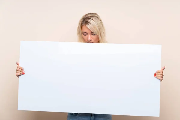 Νεαρή Ξανθιά Γυναίκα Απομονωμένο Φόντο Κρατώντας Μια Κενή Λευκή Πινακίδα — Φωτογραφία Αρχείου