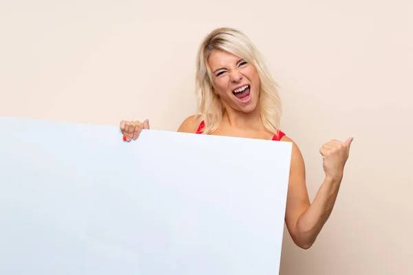 Junge Blonde Frau Über Isoliertem Hintergrund Die Ein Leeres Weißes — Stockfoto