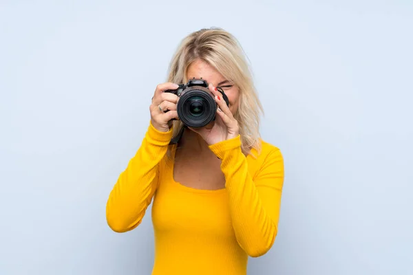 Jong Blond Vrouw Geïsoleerde Achtergrond Met Een Professionele Camera — Stockfoto