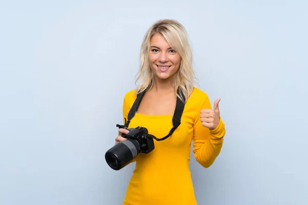 Молодая Блондинка Изолированном Фоне Профессиональной Камерой Большим Пальцем Вверх — стоковое фото