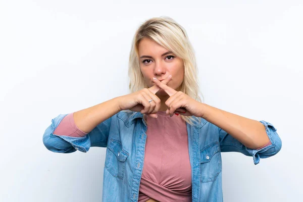 Mladá Blondýna Žena Přes Izolované Bílé Pozadí Ukazující Znamení Mlčení — Stock fotografie