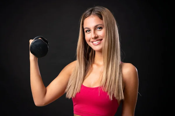 Giovane Donna Bionda Sportiva Che Sollevamento Pesi Sfondo Nero Isolato — Foto Stock