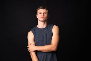 İzole edilmiş siyah arka planda genç bir adamın portresi