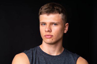 İzole edilmiş siyah arka planda genç bir adamın portresi