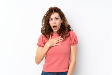 Tecrit edilmiş genç ve güzel bir kadın şaşırmış ve şaşırmış görünüyor.